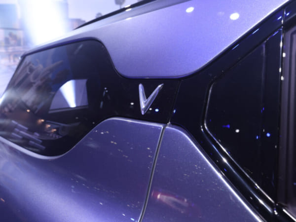 VinFast VF e36  có phần kính ở hông xe được tách làm 2 ở cột C bởi logo chữ “V” của VinFast